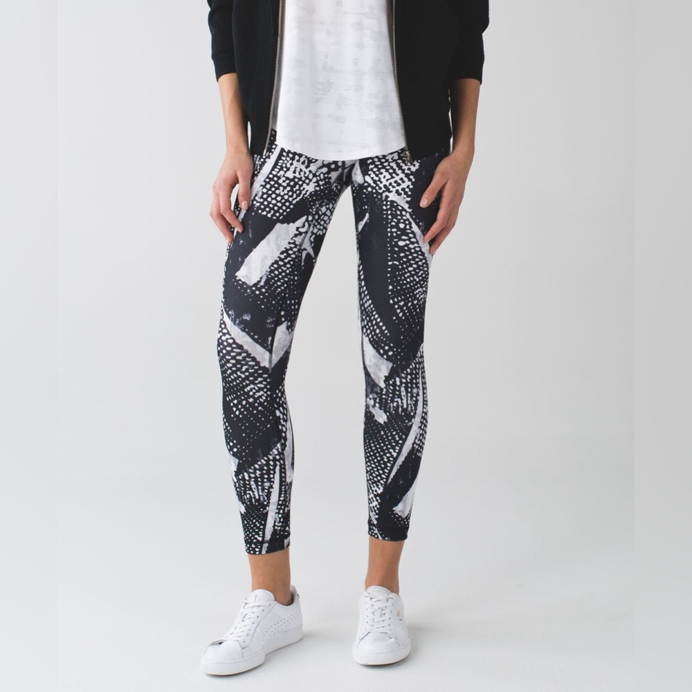LULULEMON Cropped Legging - Size 8